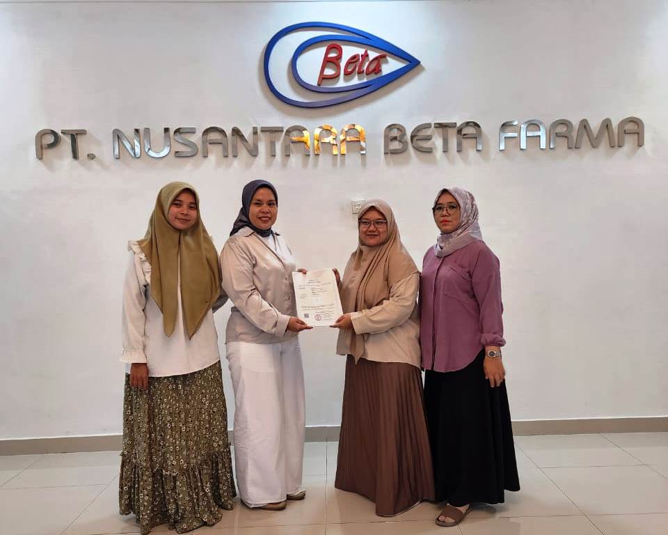  Manajemen PT. Nusantara Beta Farma serahkan dokumen pada Owner eHayskin Skincare Silvia Evita. 